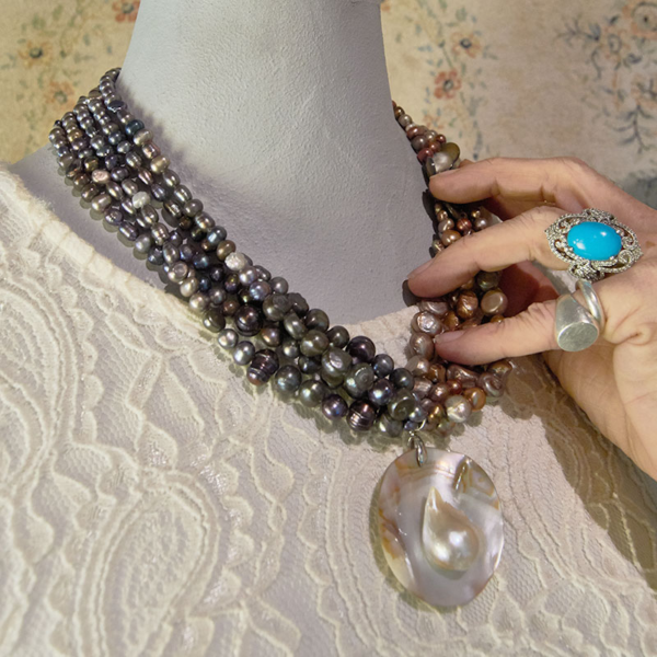 gifts_from_the_sea_freshwpearls_hand